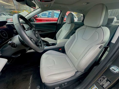 Used 2025 Hyundai Elantra Limited FWD image 13
