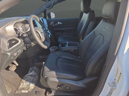 New 2026 Chrysler Pacifica Select w/ S Appearance Package image 4