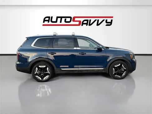 Used 2023 Kia Telluride EX w/ EX Captain's Chair Package image 8