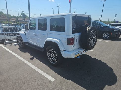 Used 2022 Jeep Wrangler Unlimited Sahara AWD/4WD image 3