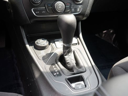 Used 2019 Jeep Cherokee Latitude w/ Popular Appearance Group AWD/4WD image 24