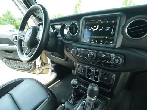 Used 2022 Jeep Wrangler Unlimited Sahara AWD/4WD image 36