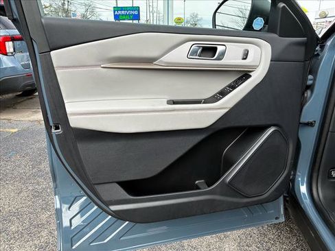 Used 2025 Ford Explorer Active w/ Active Comfort Package image 14