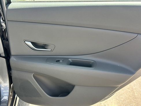 Used 2025 Hyundai Elantra SE FWD image 16