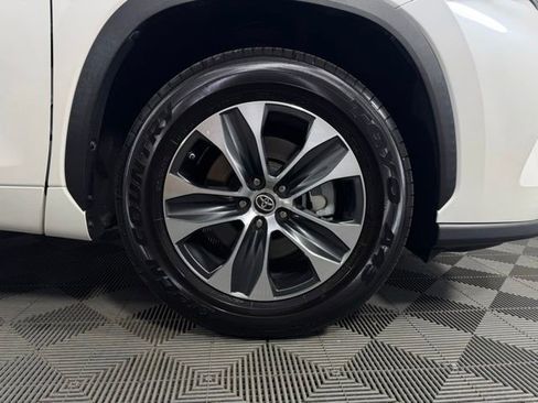 Used 2020 Toyota Highlander XLE image 11