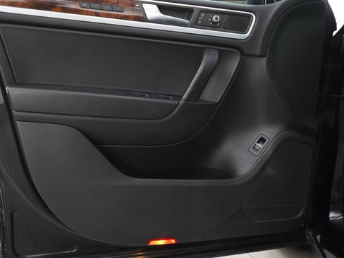 Used 2012 Volkswagen Touareg Executive image 19