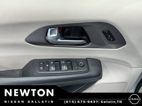 Used 2023 Chrysler Pacifica Touring-L FWD image 37