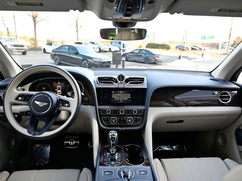 Used 2022 Bentley Bentayga image 43