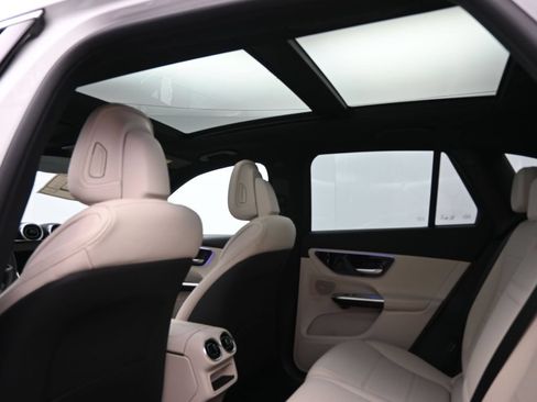 Used 2025 Mercedes-Benz GLC 300 4MATIC image 27