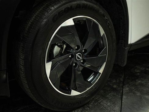 Used 2024 Nissan Rogue SV FWD image 3