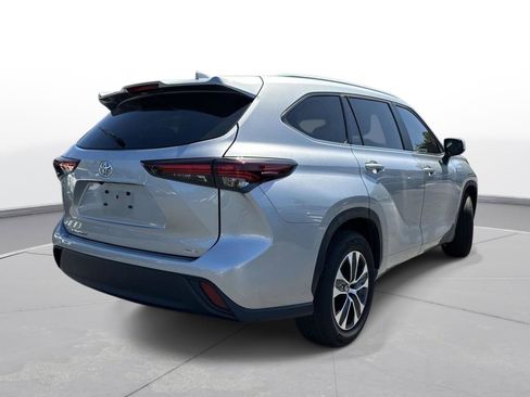 Used 2024 Toyota Highlander XLE image 6