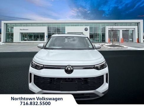 New 2025 Volkswagen Tiguan SE image 2