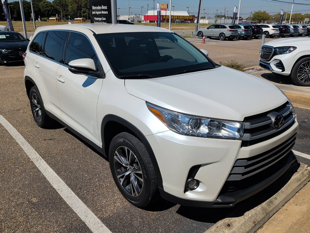 Used 2019 Toyota Highlander Plus FWD image 2
