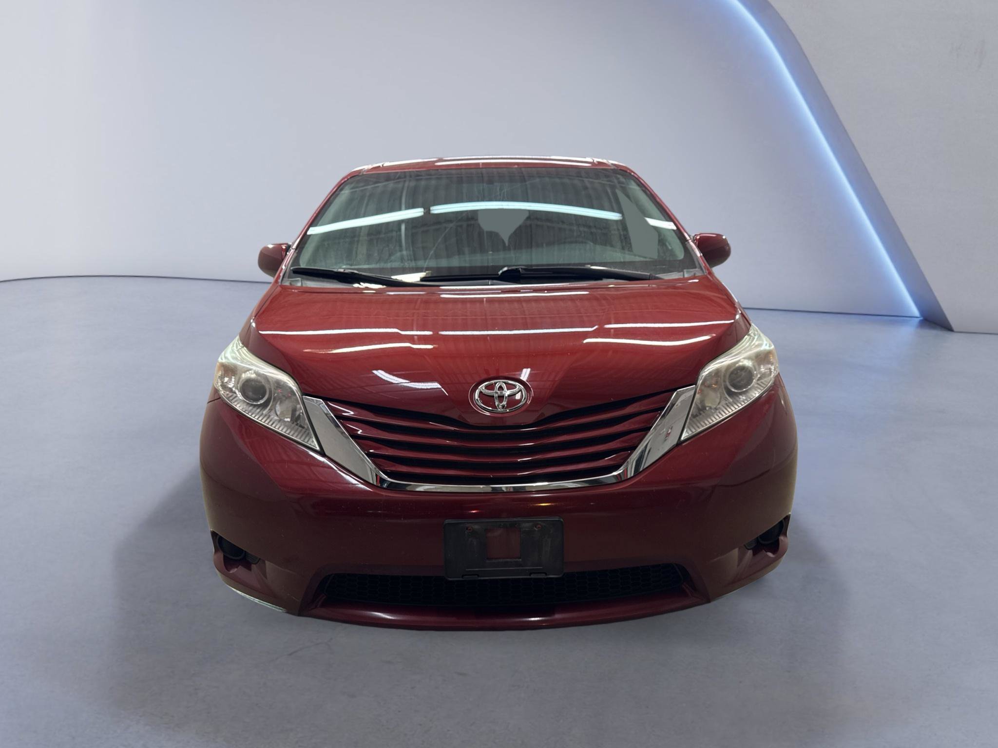 Used 2015 Toyota Sienna LE FWD image 2