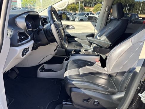Used 2021 Chrysler Pacifica Touring-L FWD image 8