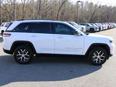 Used 2023 Jeep Grand Cherokee Limited w/ Luxury Tech Group II image 9
