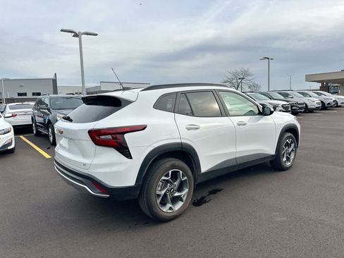 Used 2025 Chevrolet Trax LT w/ LT Convenience Package image 13