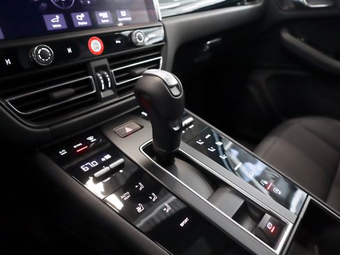 Certified 2026 Porsche Macan AWD/4WD image 17