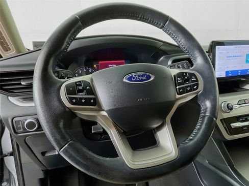 Used 2020 Ford Explorer XLT image 14