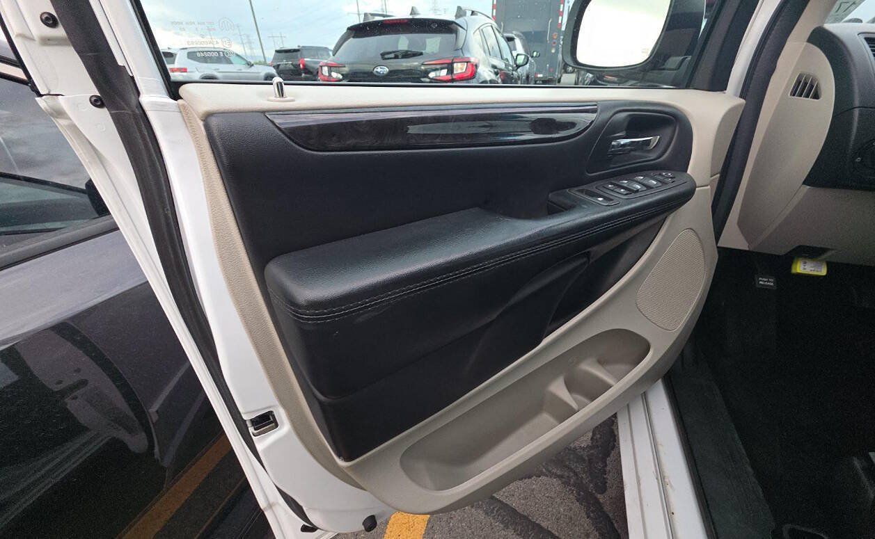 Used 2016 Dodge Grand Caravan SXT FWD image 13