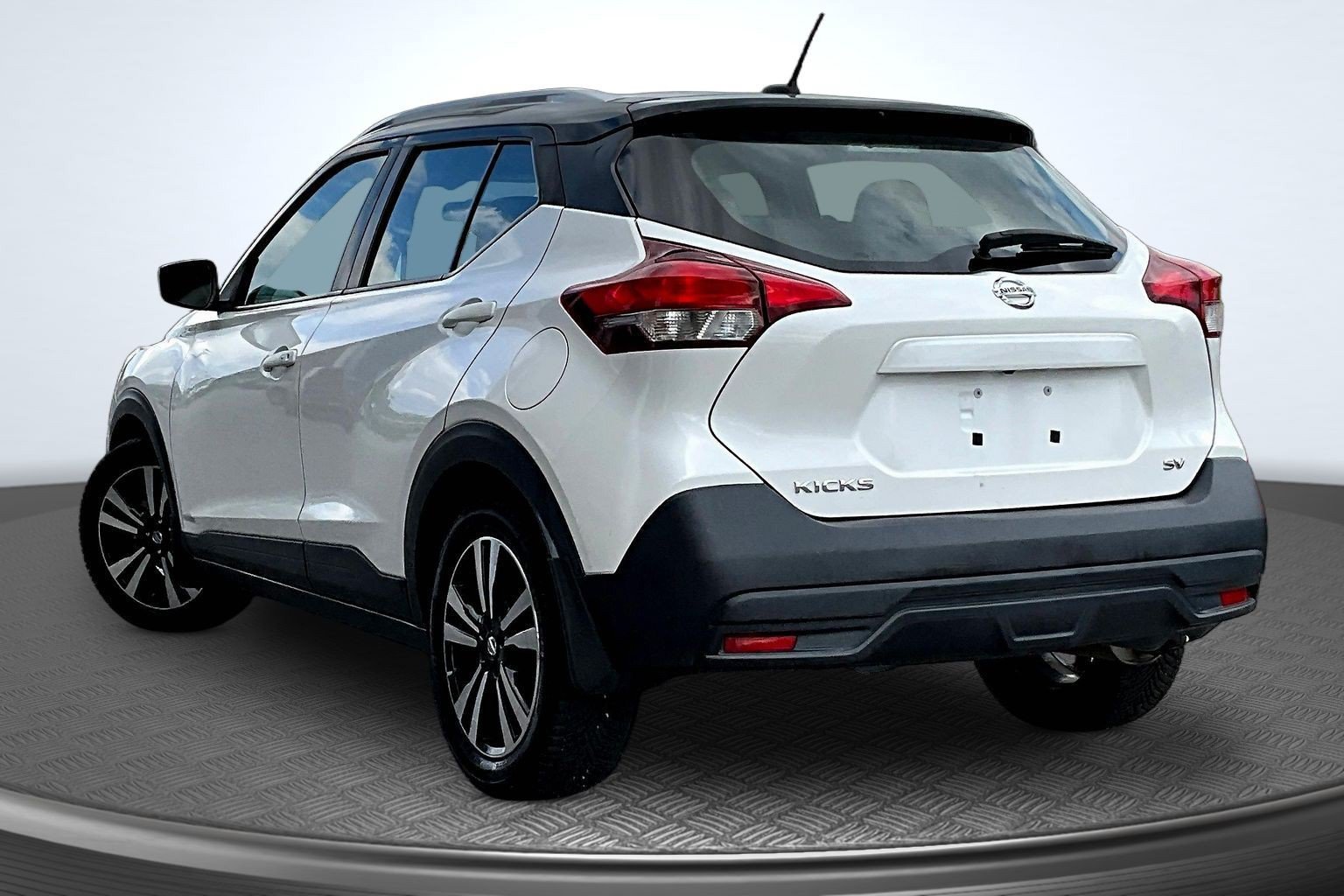 Used 2018 Nissan Kicks SV FWD image 3