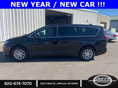 Used 2025 Chrysler Pacifica Select image 2