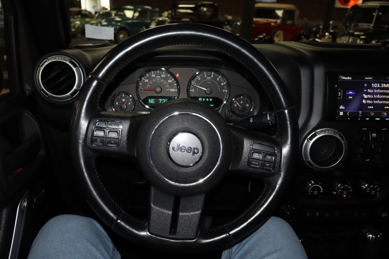 Used 2015 Jeep Wrangler Unlimited Sahara w/ Connectivity Group AWD/4WD image 12