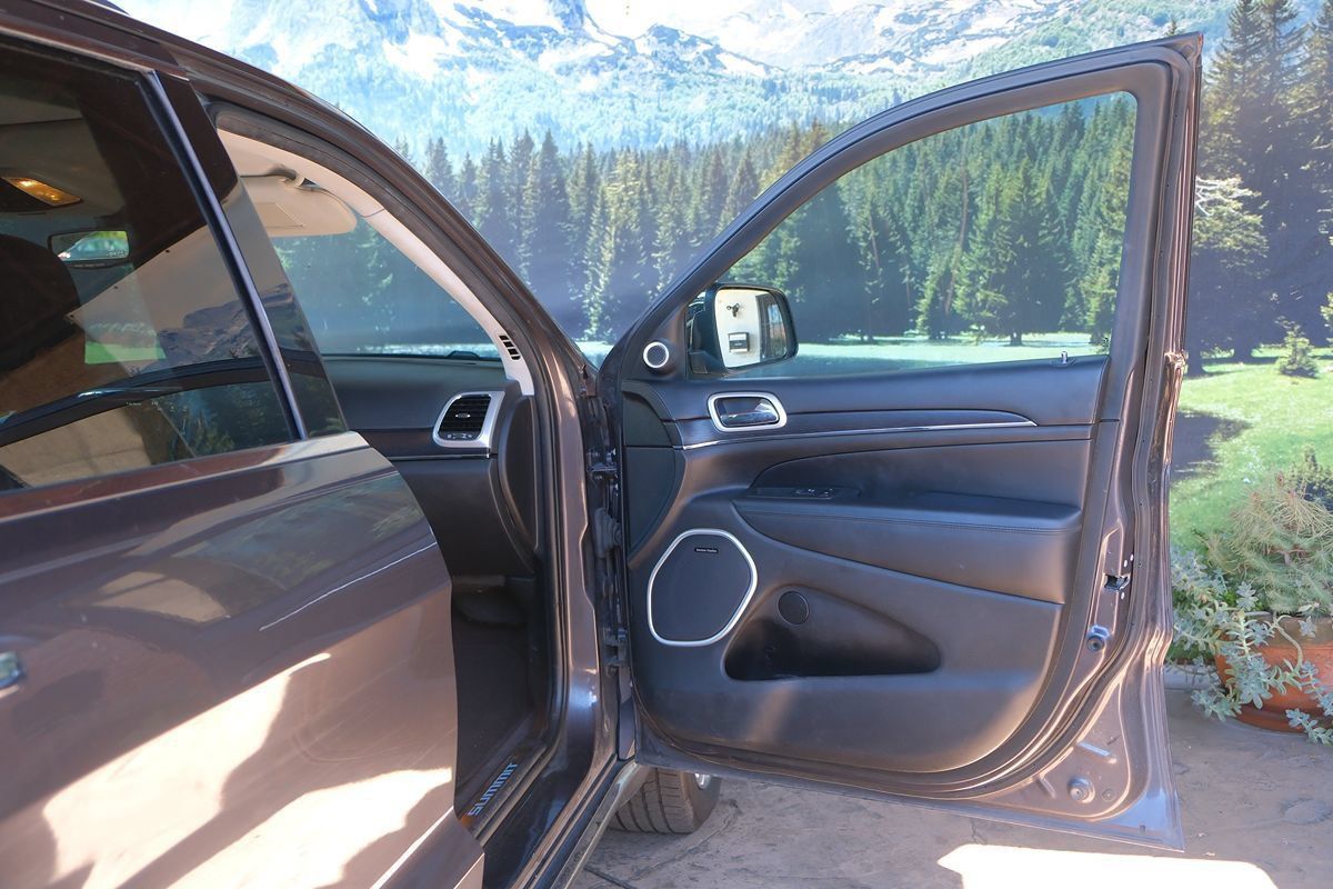 Used 2018 Jeep Grand Cherokee Summit w/ Skid Plate Group AWD/4WD image 32