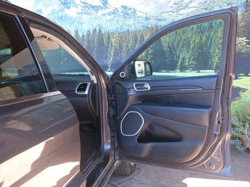 Used 2018 Jeep Grand Cherokee Summit w/ Skid Plate Group AWD/4WD image 32