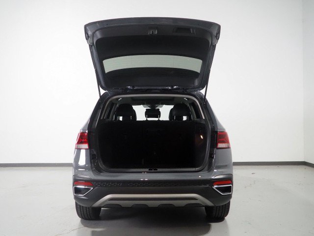 Used 2023 Volkswagen Taos SE w/ Sunroof Package w/ Panoramic Sunroof Package FWD image 32