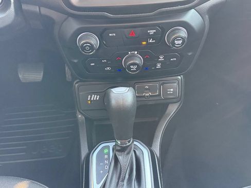 Used 2023 Jeep Renegade Latitude AWD/4WD image 11