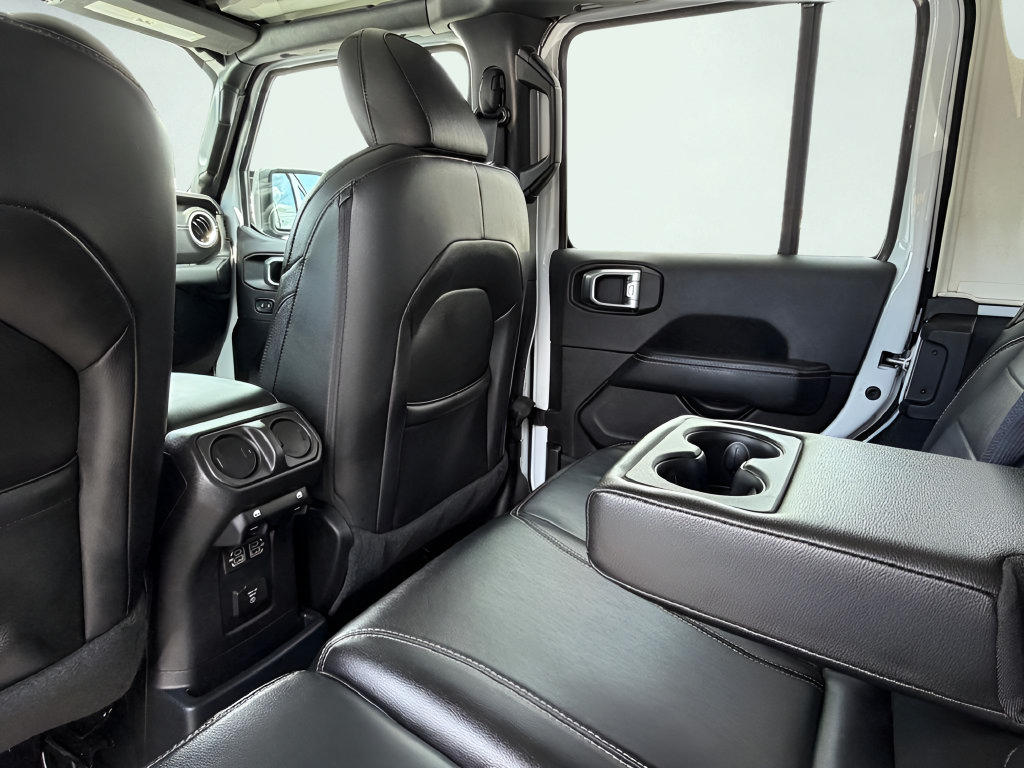 Used 2022 Jeep Wrangler Unlimited Sahara AWD/4WD image 19