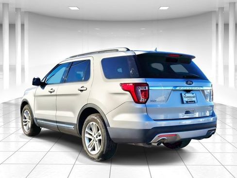 Used 2017 Ford Explorer XLT w/ Equipment Group 202A image 3