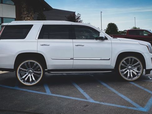 Used 2016 Cadillac Escalade Luxury AWD/4WD image 28