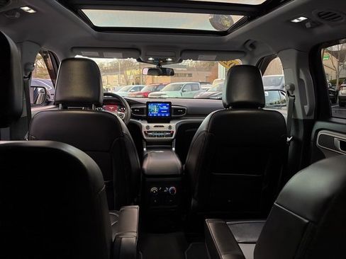 Used 2022 Ford Explorer XLT w/ Equipment Group 202A image 10