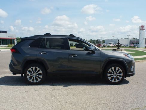 Used 2022 Toyota RAV4 XLE Premium AWD/4WD image 20