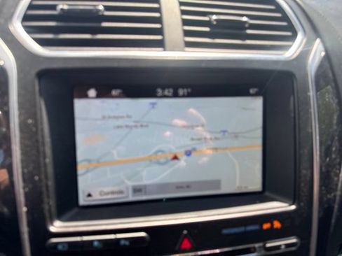 Used 2018 Ford Explorer Platinum AWD/4WD image 4