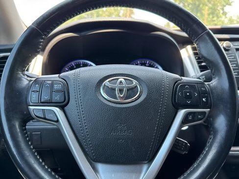 Used 2018 Toyota Highlander XLE AWD/4WD image 25
