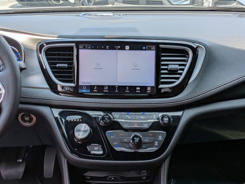 Used 2024 Chrysler Pacifica Pinnacle FWD image 22