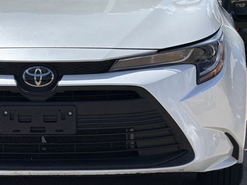 Used 2025 Toyota Corolla LE FWD image 9