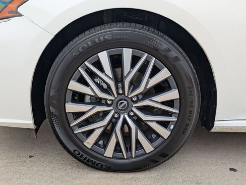 Used 2025 Nissan Altima 2.5 SV FWD image 31