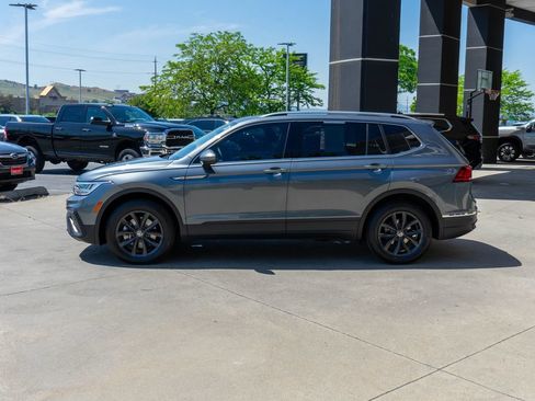 Used 2024 Volkswagen Tiguan SE w/ Panoramic Sunroof Package AWD/4WD image 4
