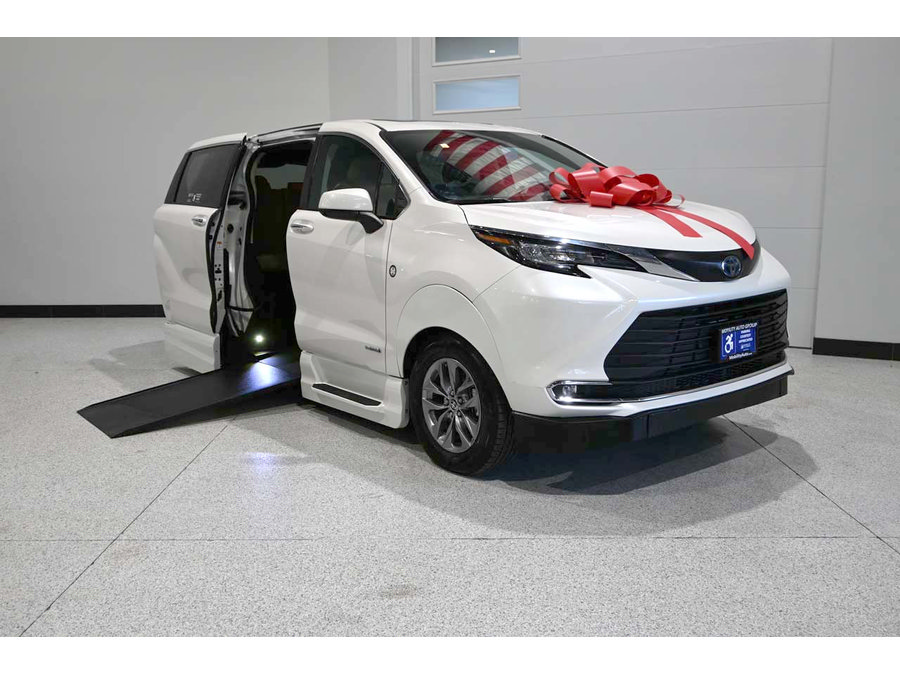 Used 2021 Toyota Sienna XLE AWD/4WD image 2