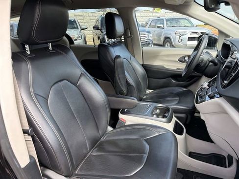 Used 2022 Chrysler Pacifica Touring-L image 24