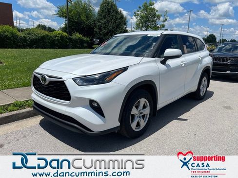 Used 2025 Toyota Highlander LE AWD/4WD image 1