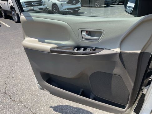 Used 2015 Toyota Sienna XLE w/ XLE Navigation Package AWD/4WD image 18