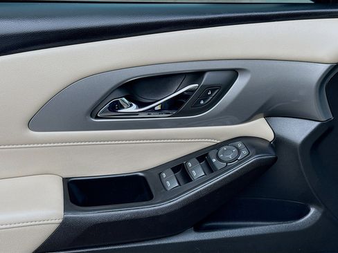 Used 2023 Chevrolet Traverse LS image 16