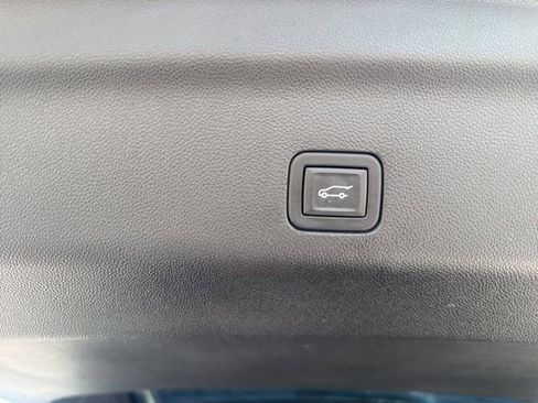 Used 2024 GMC Yukon SLT w/ SLT Luxury Package AWD/4WD image 32