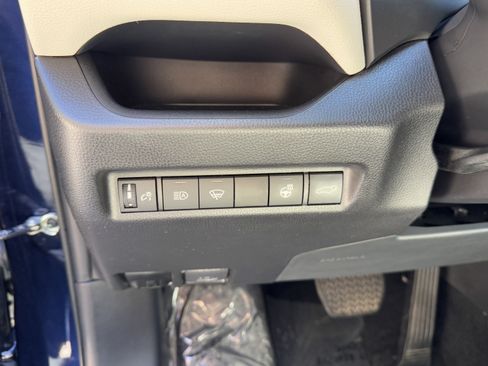 Used 2022 Toyota RAV4 XLE Premium image 12