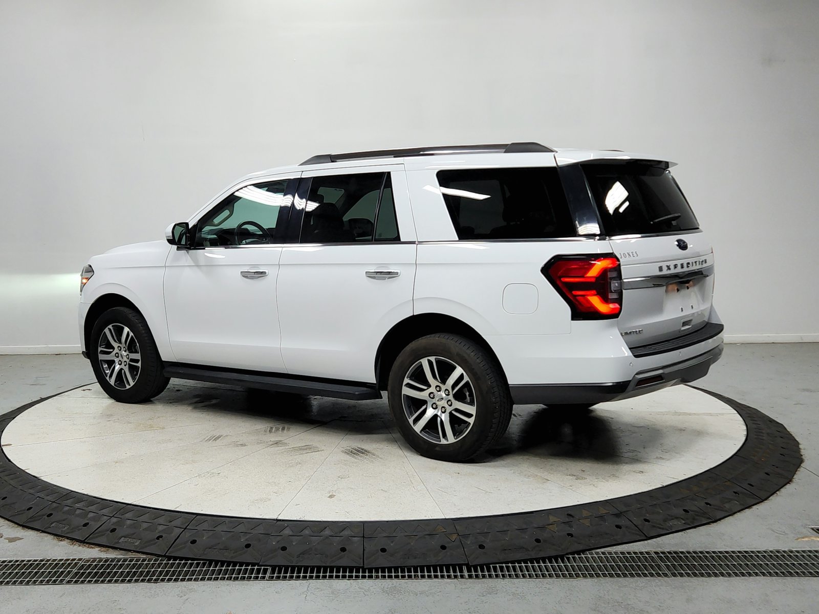 Used 2024 Ford Expedition Limited RWD image 6